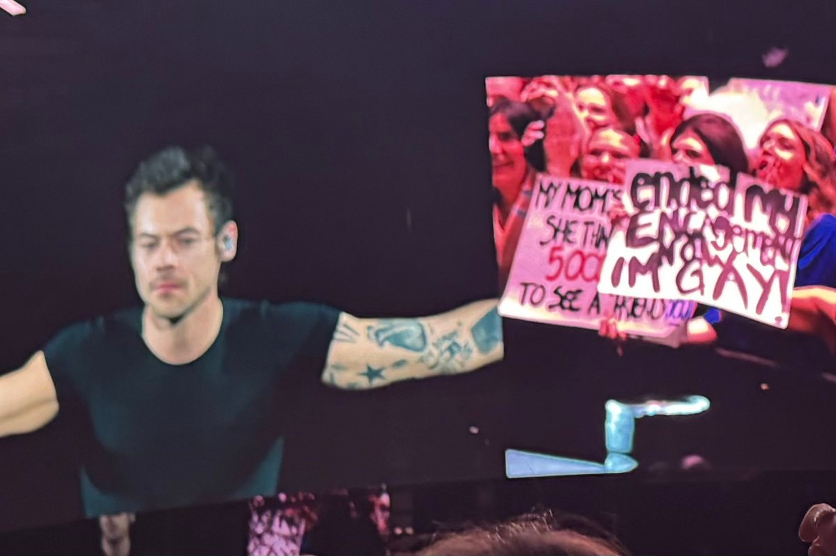 Harry Styles reads fan sign (photo 2 of 2)