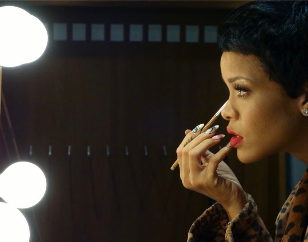 Rihanna 2012 VMAs red carpet prep (photo 3 of 4)