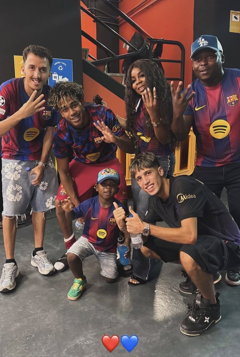 Lamine Yamal family photo after Valencia match