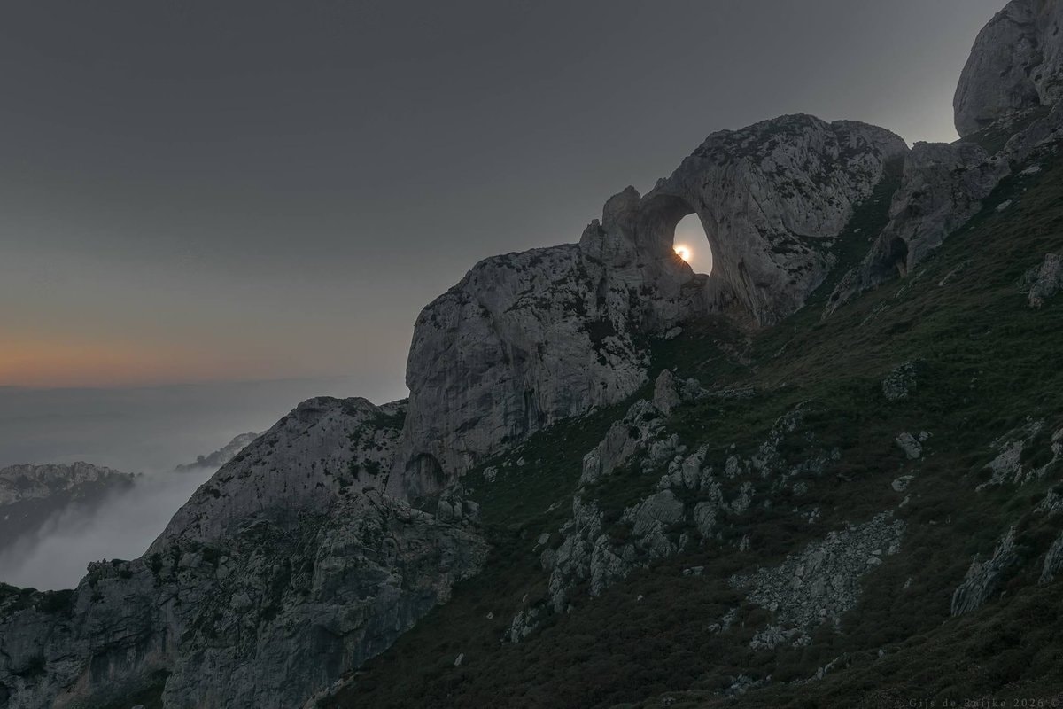 Solar eclipse through rock arch in Asturias (photo 3 of 3)