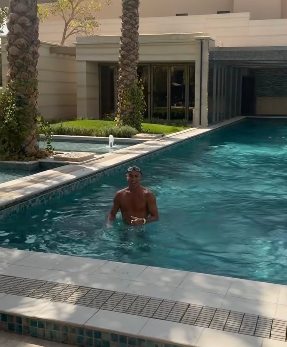 Georgina IG post Ronaldo pool