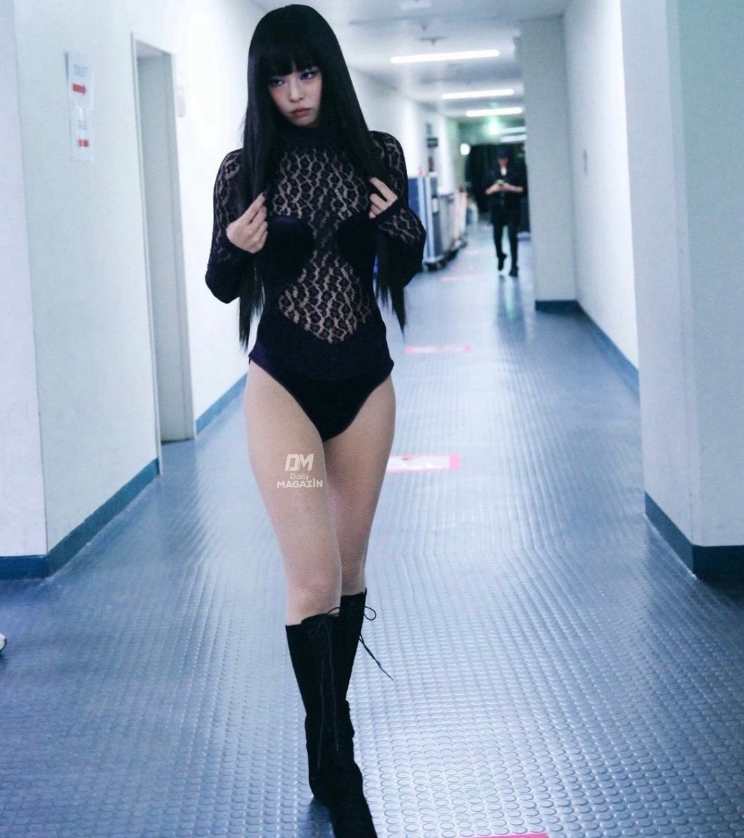Jennie BLACKPINK bold poses (photo 2 of 2)