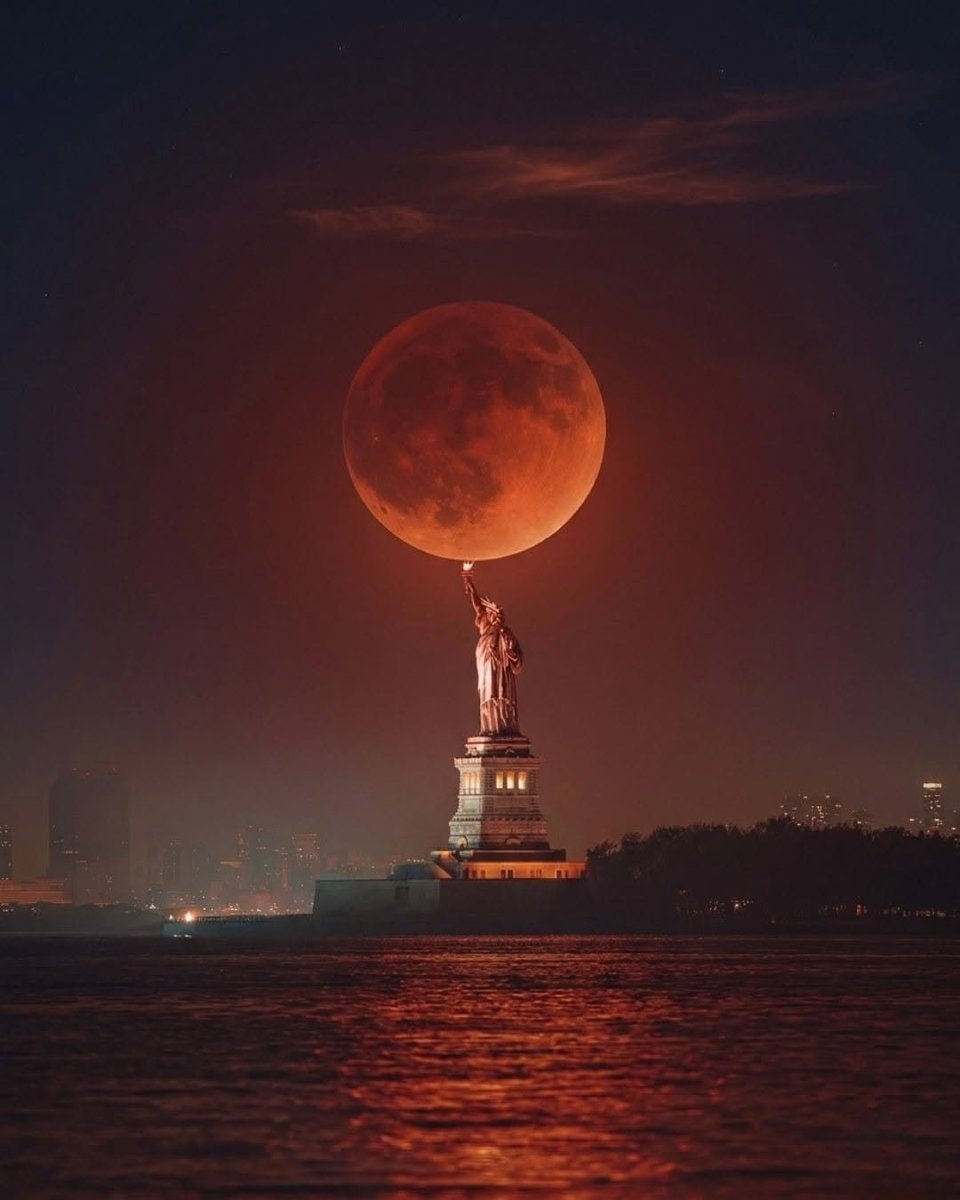 Lunar Eclipse Statue of Liberty (photo 1 of 2)