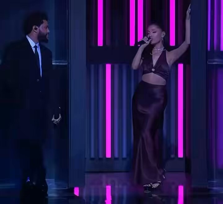 Ariana Grande surprise stage mic on