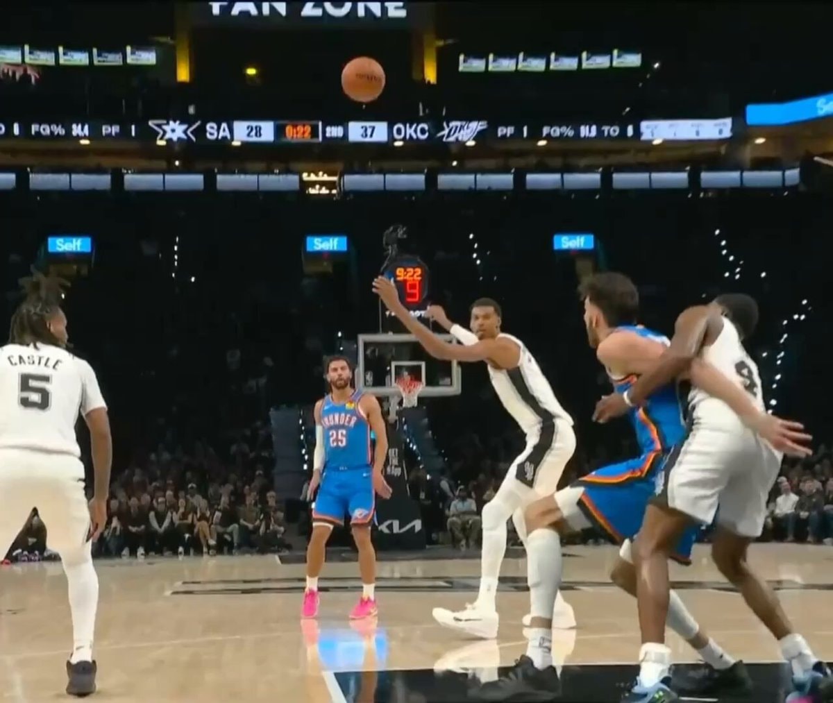 De'Aaron Fox shoves Chet