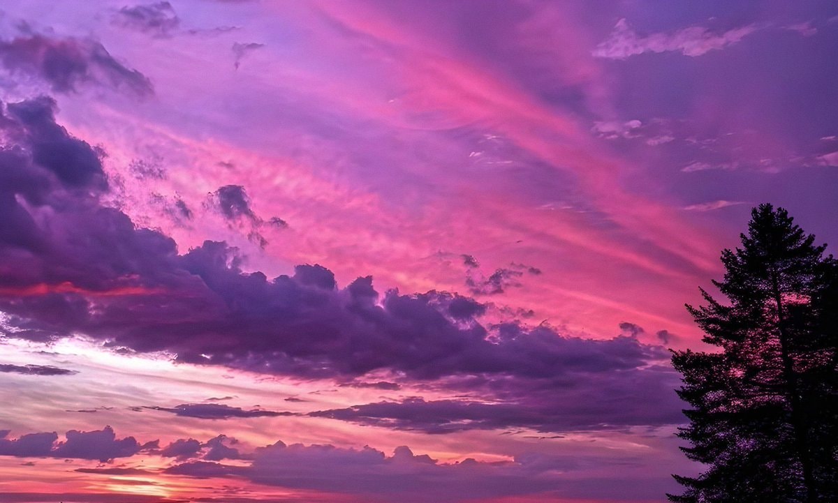 Pink sunset over mountains (photo 2 of 4)