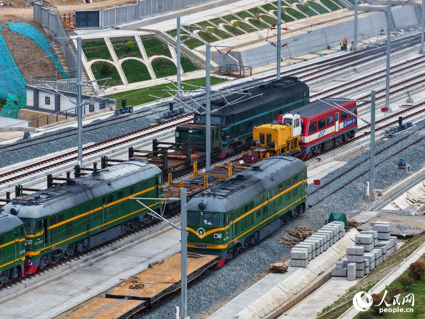 Lushan South Station under construction with blended design (photo 3 of 4)