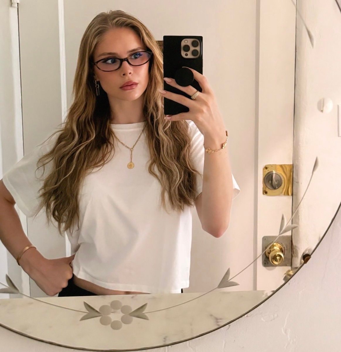 Erin Moriarty mirror selfie #TheBoys Erin Moriarty mirror selfie #TheBoys