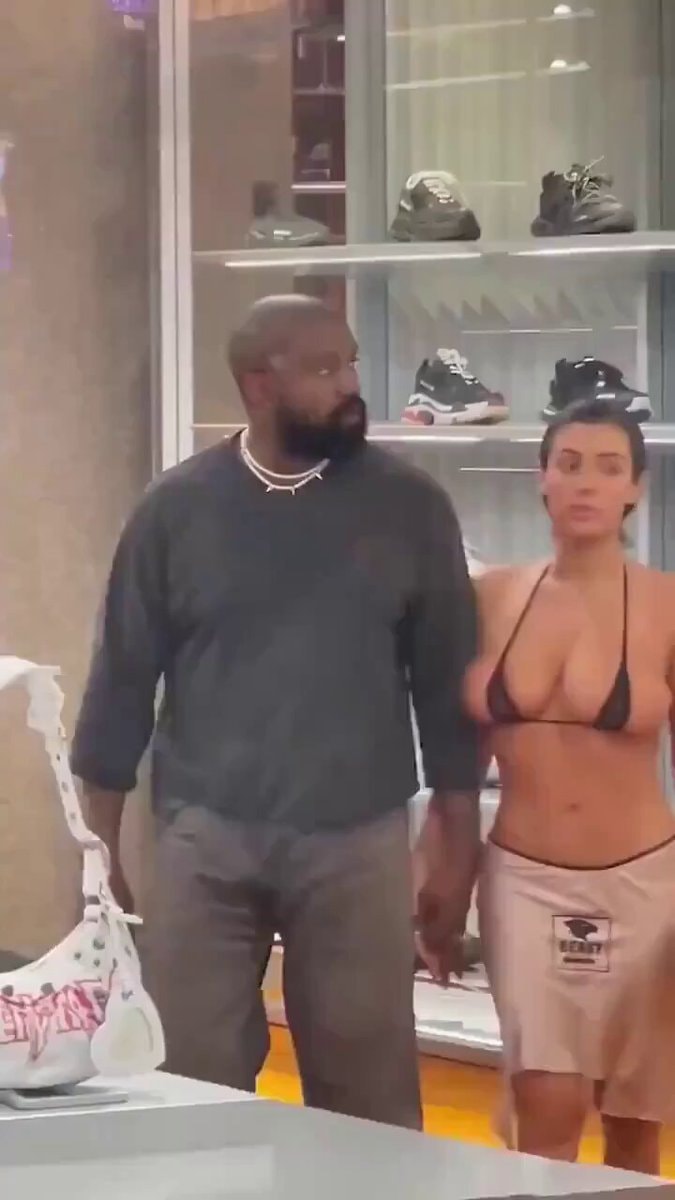 Kanye West Bianca Censori barefoot