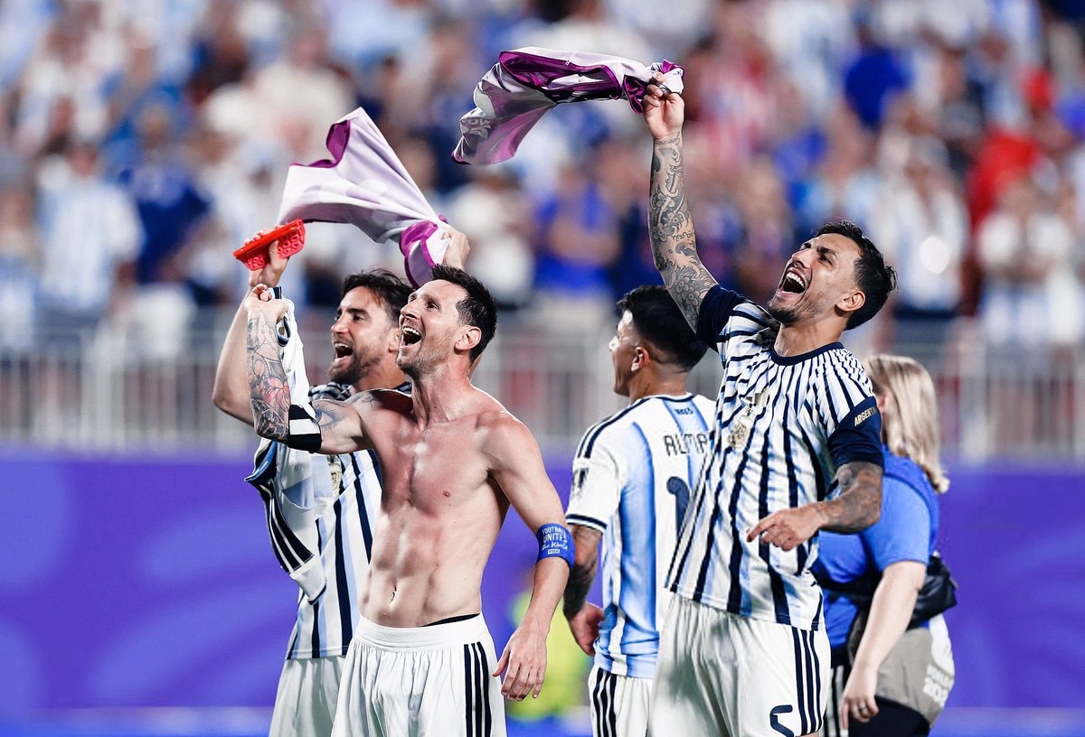 Argentina players celebrate with flag