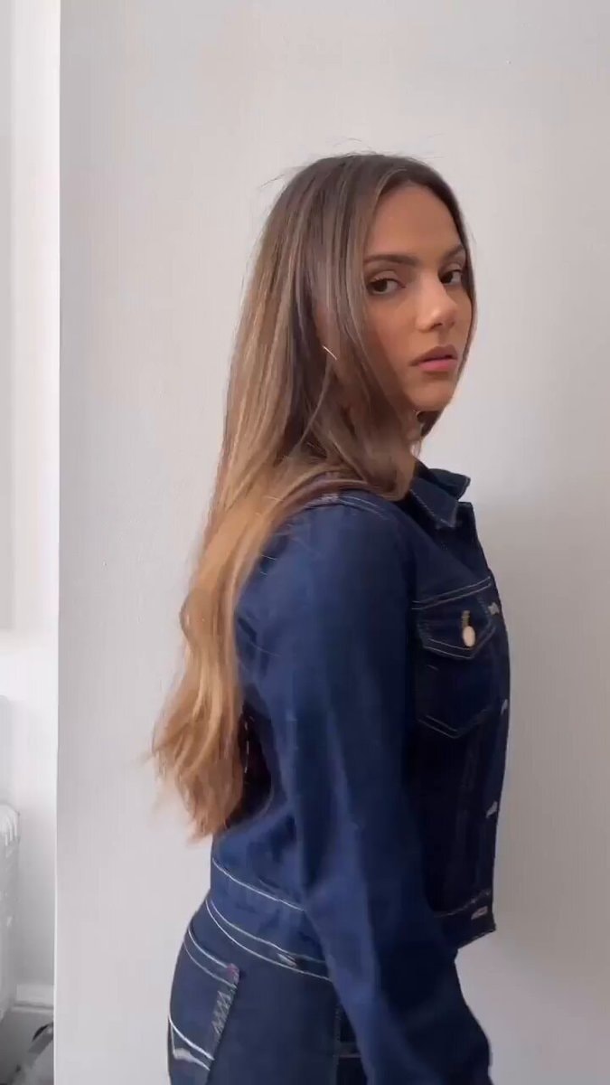 Dafne Keen denim look