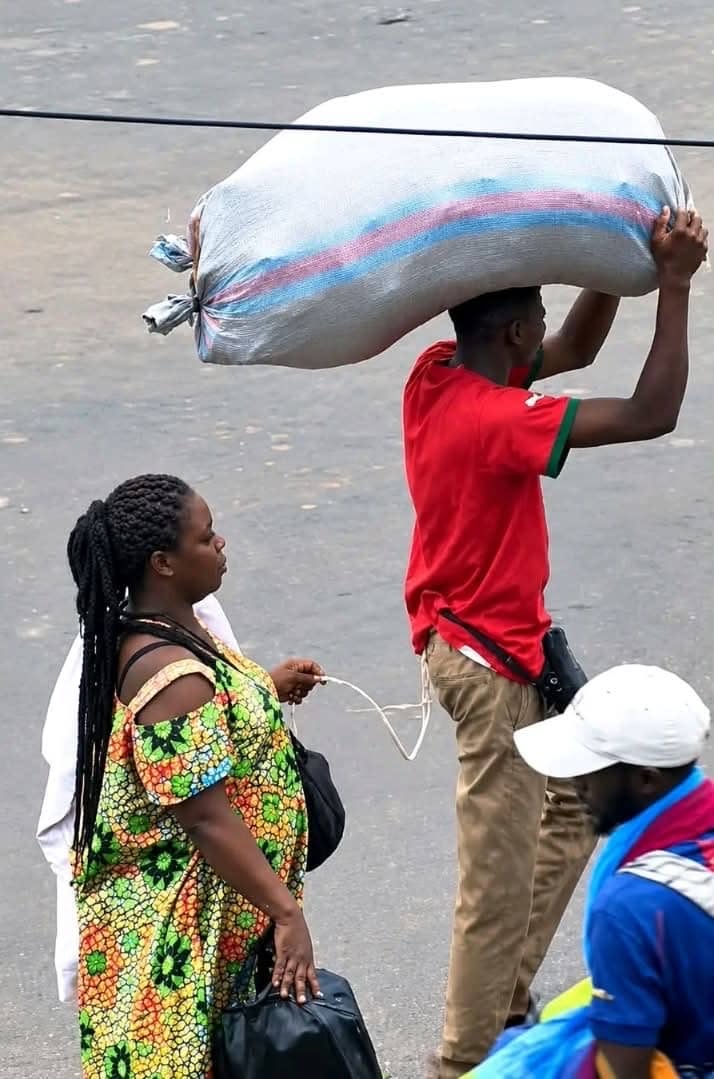 Kinshasa market rope trick