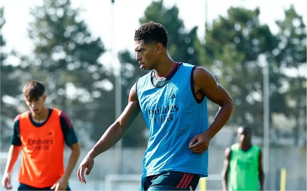 Jude Bellingham Real Madrid Emirates 🤍 (photo 2 of 3)