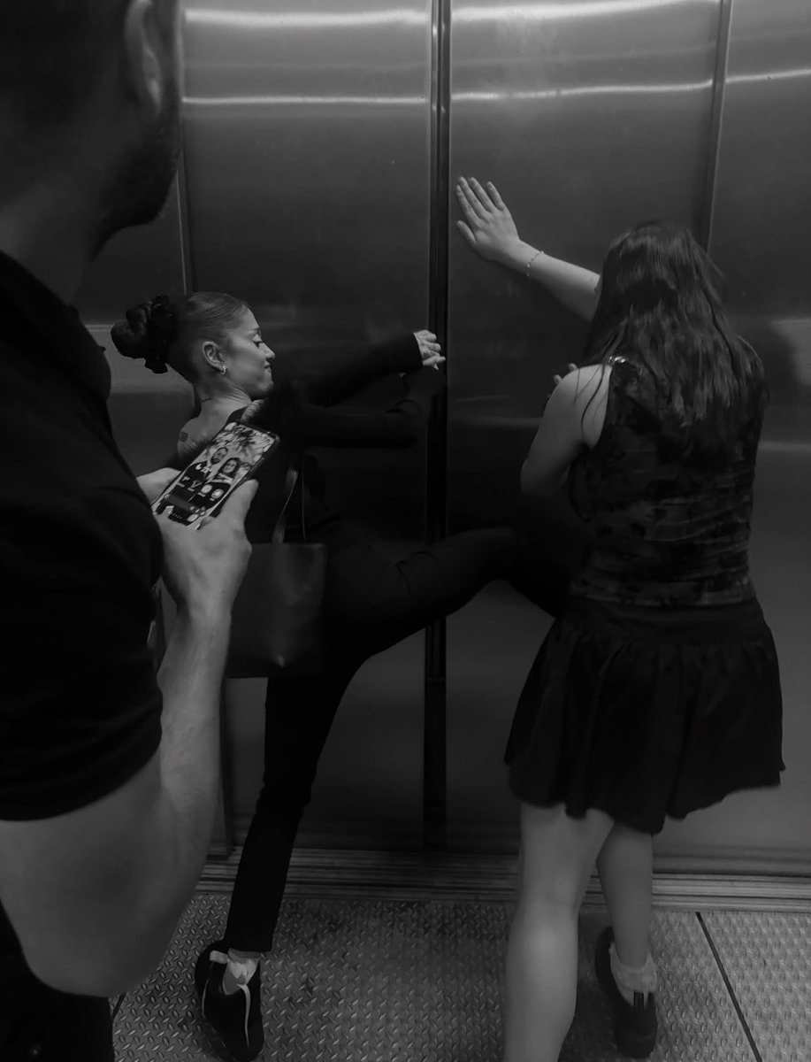 Ariana Grande elevator moment