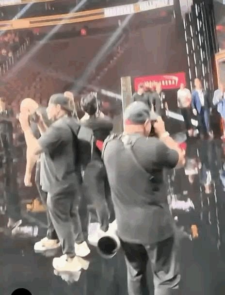 Crowd games on phone moment