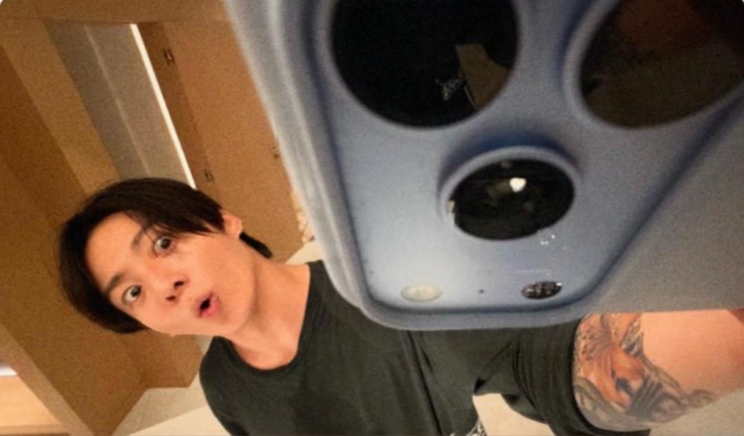Jungkook selfie edit (photo 4 of 4)