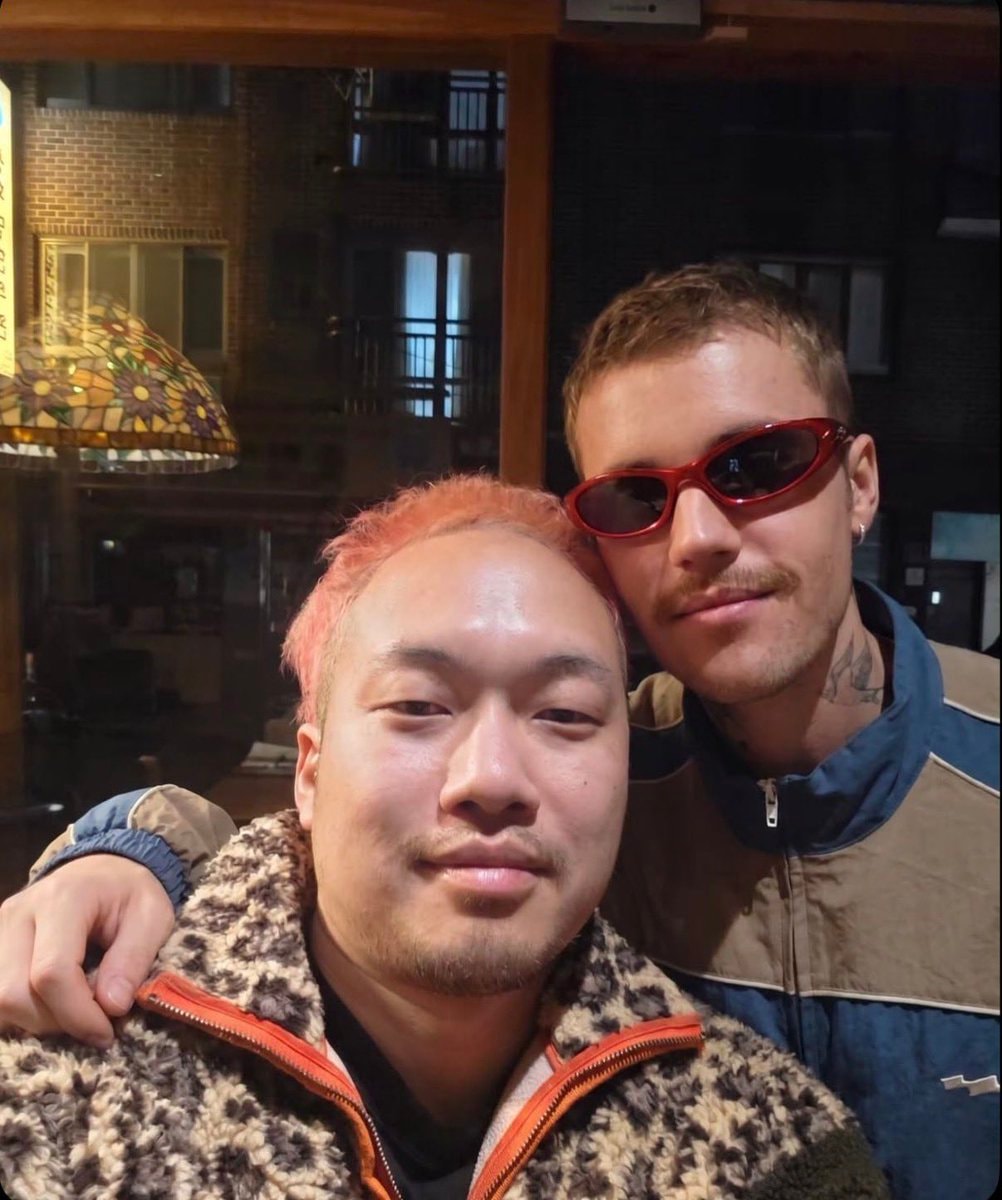 Justin Bieber with fans in Seoul (photo 2 of 2)