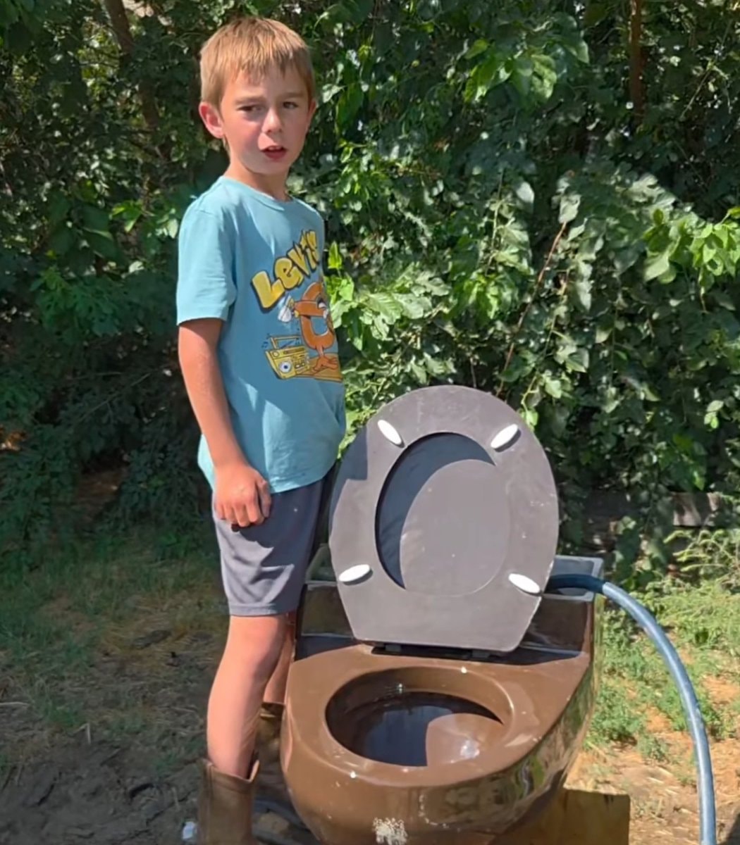Damian The Toilet Kid viral (photo 2 of 2) Damian The Toilet Kid viral (photo 2 of 2)