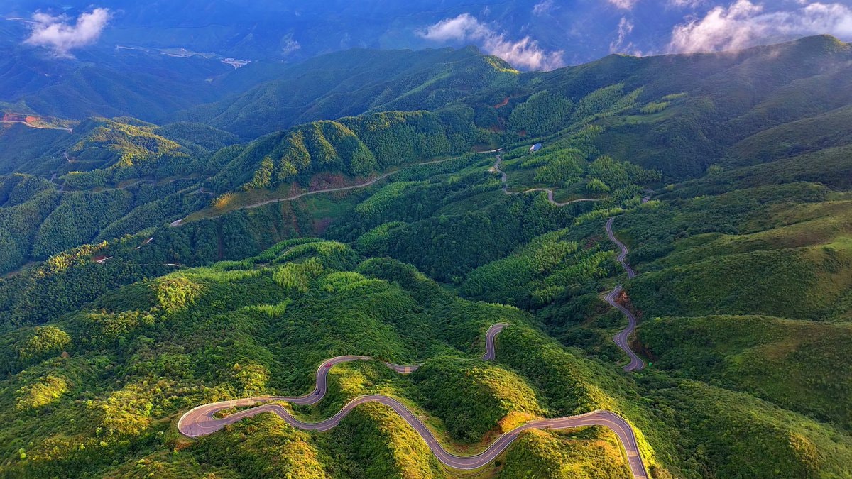 Jiangxi scenic mountain drive (photo 3 of 4)
