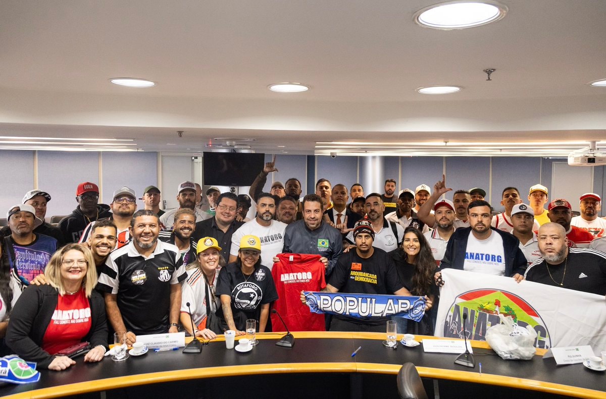 Guilherme Boulos meets Brazilian fan groups