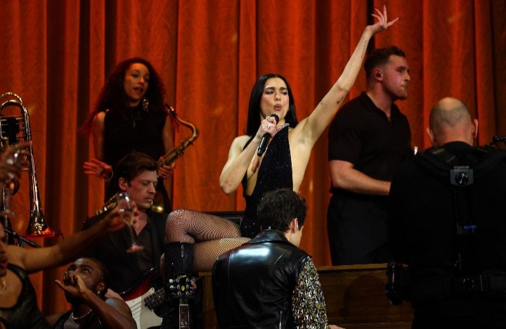 Dua Lipa Electricity at BRITs 📸 (photo 2 of 2)