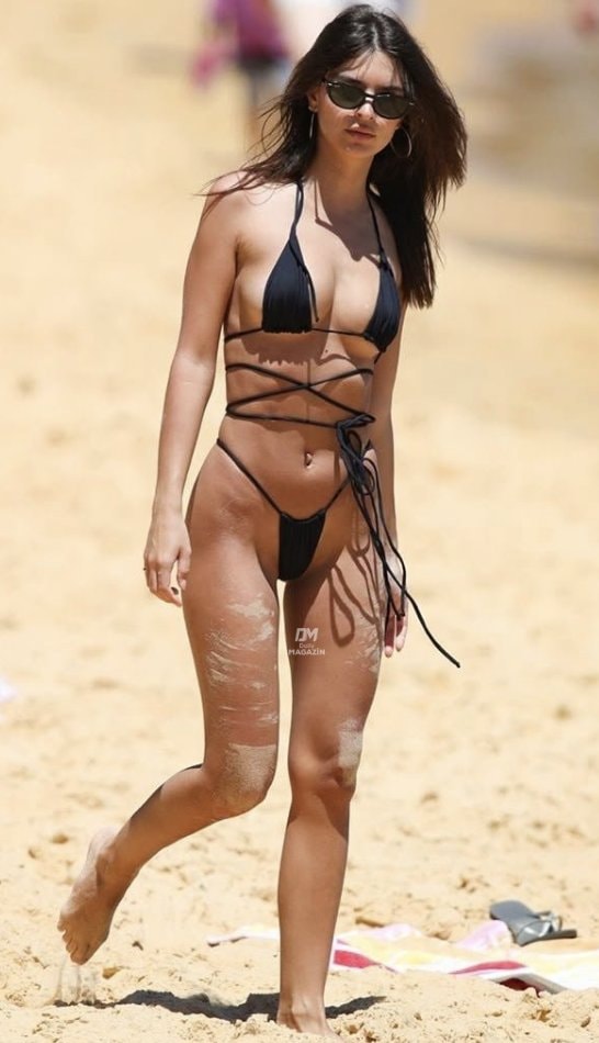 Emily Ratajkowski beach paparazzi (photo 1 of 2)