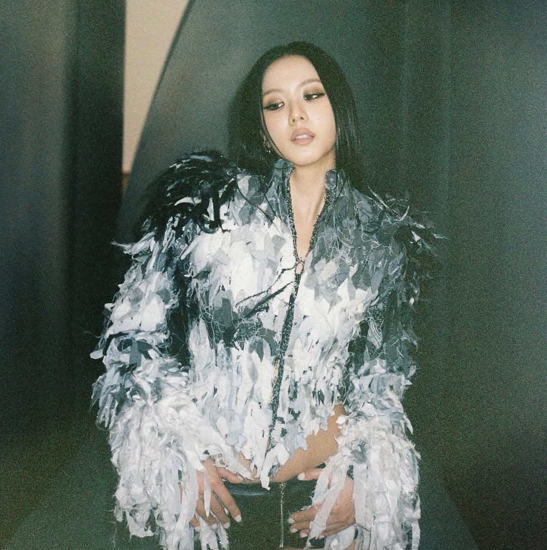 Jisoo in her recent Instagram photos (photo 2 of 2)