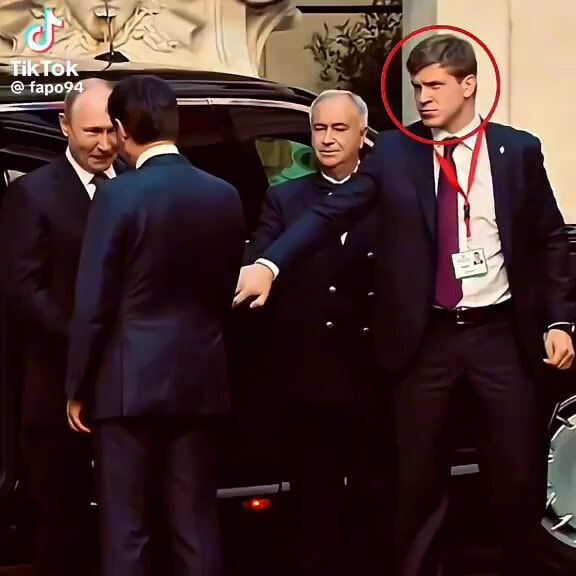 Vladimir Putin secret signals with security detail