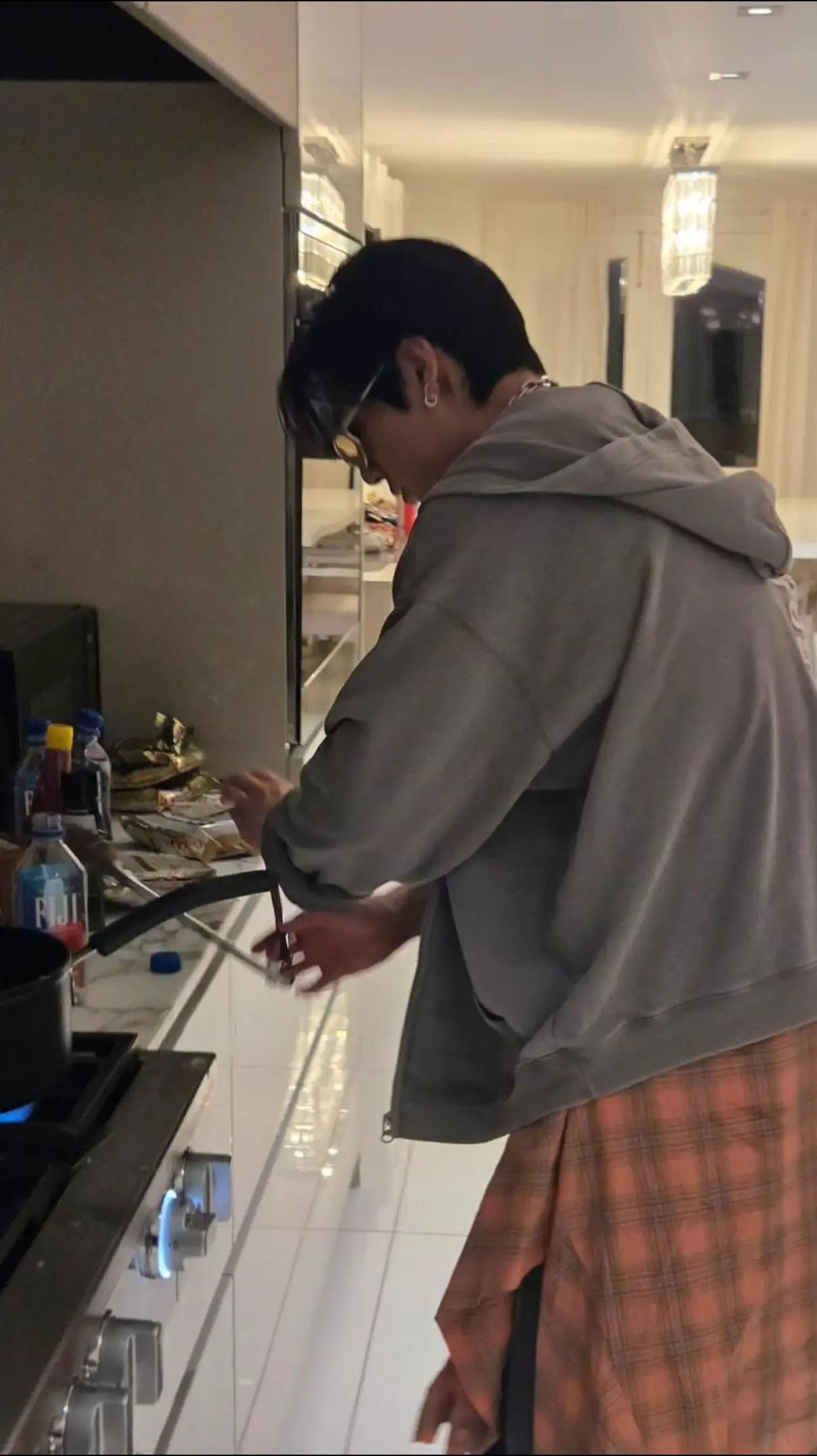 adorable cooking moment 🥹 (photo 2 of 2)