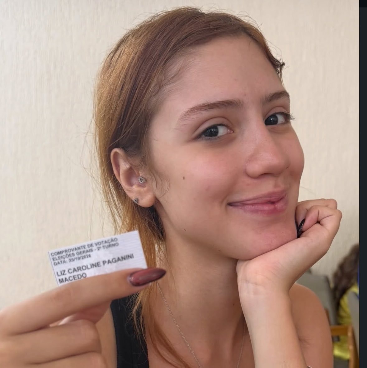 Liz Macedo votes in 2º turno (photo 2 of 2)