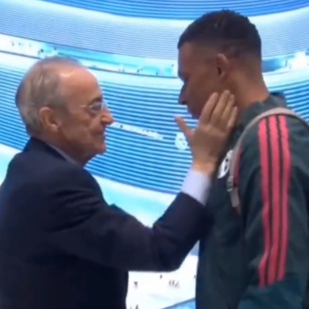 Florentino Perez welcomes players (photo 2 of 2)