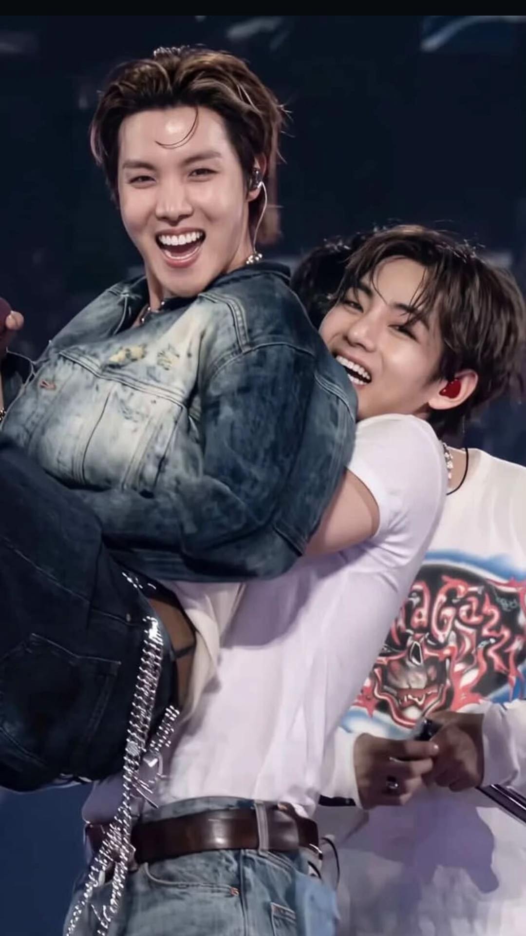 taehyung excited moment (photo 2 of 4)
