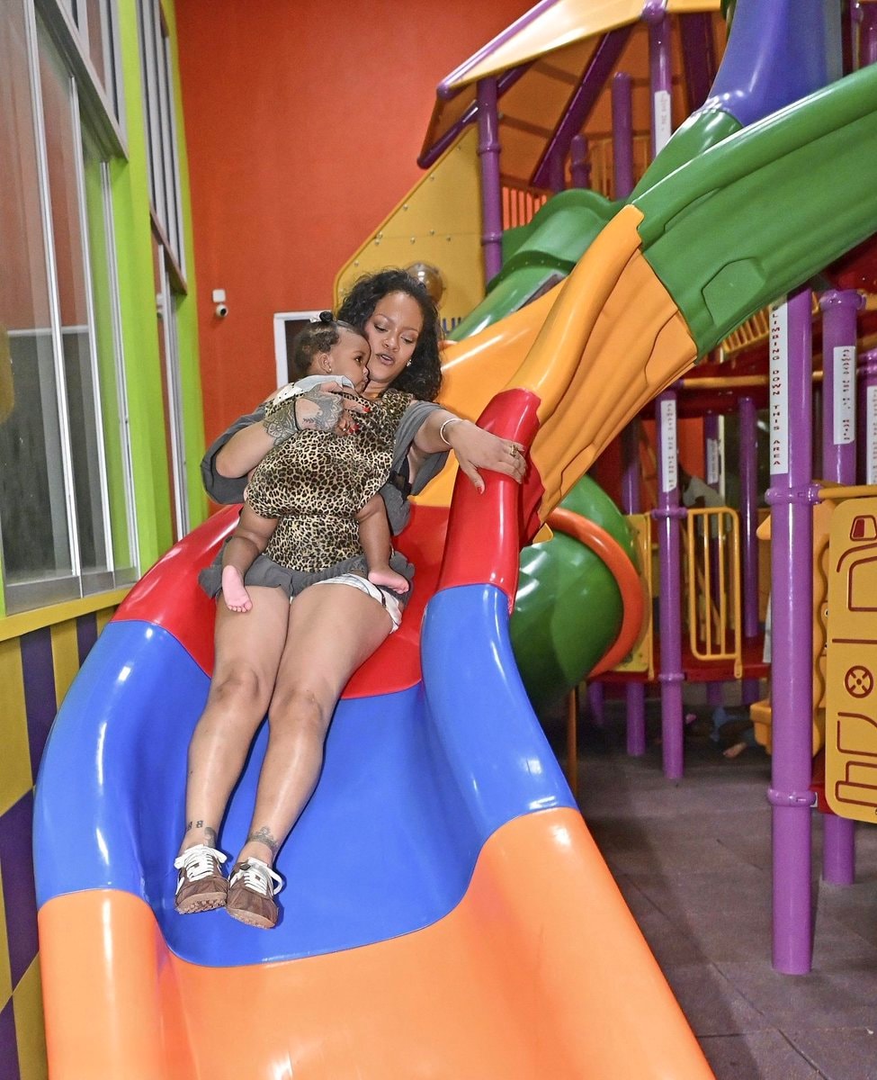Rihanna at a Play Park with kids (photo 2 of 2)