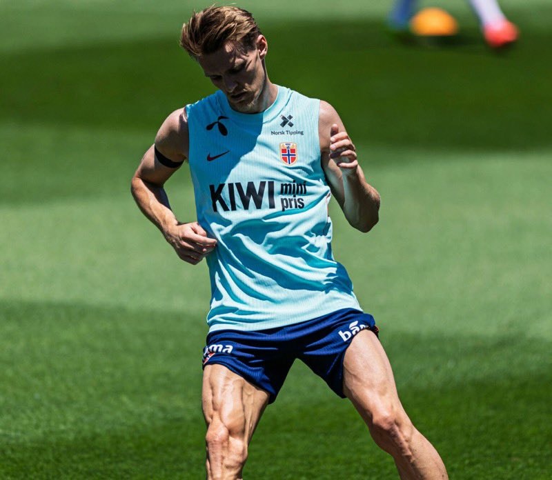 Martin Odegaard muscled leg (photo 2 of 2)