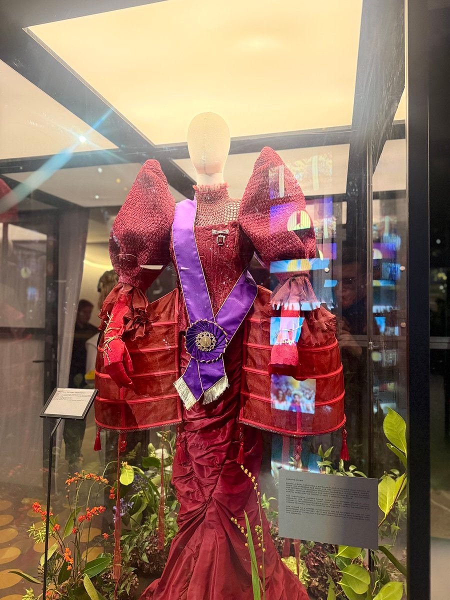 Caesar Flickerman and Drusilla costumes at Musée Rodin (photo 2 of 2)