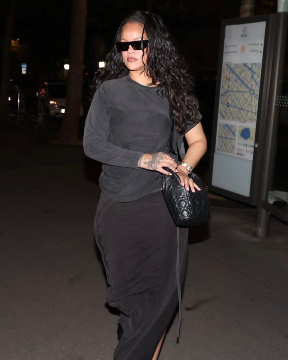 Rihanna last night (photo 3 of 3)