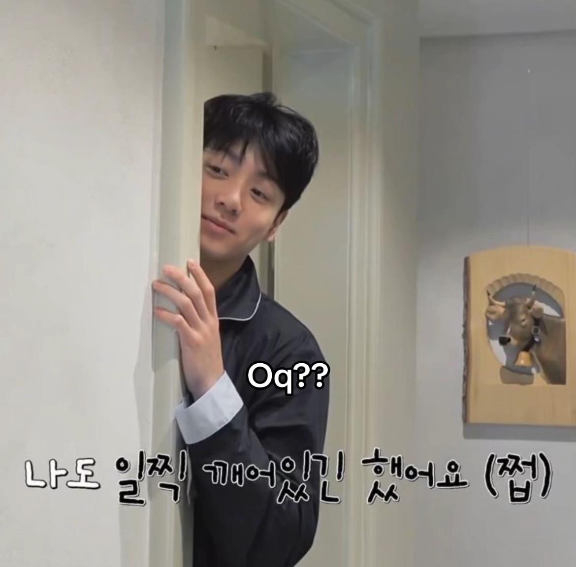 Jungkook casual moment (photo 2 of 3)