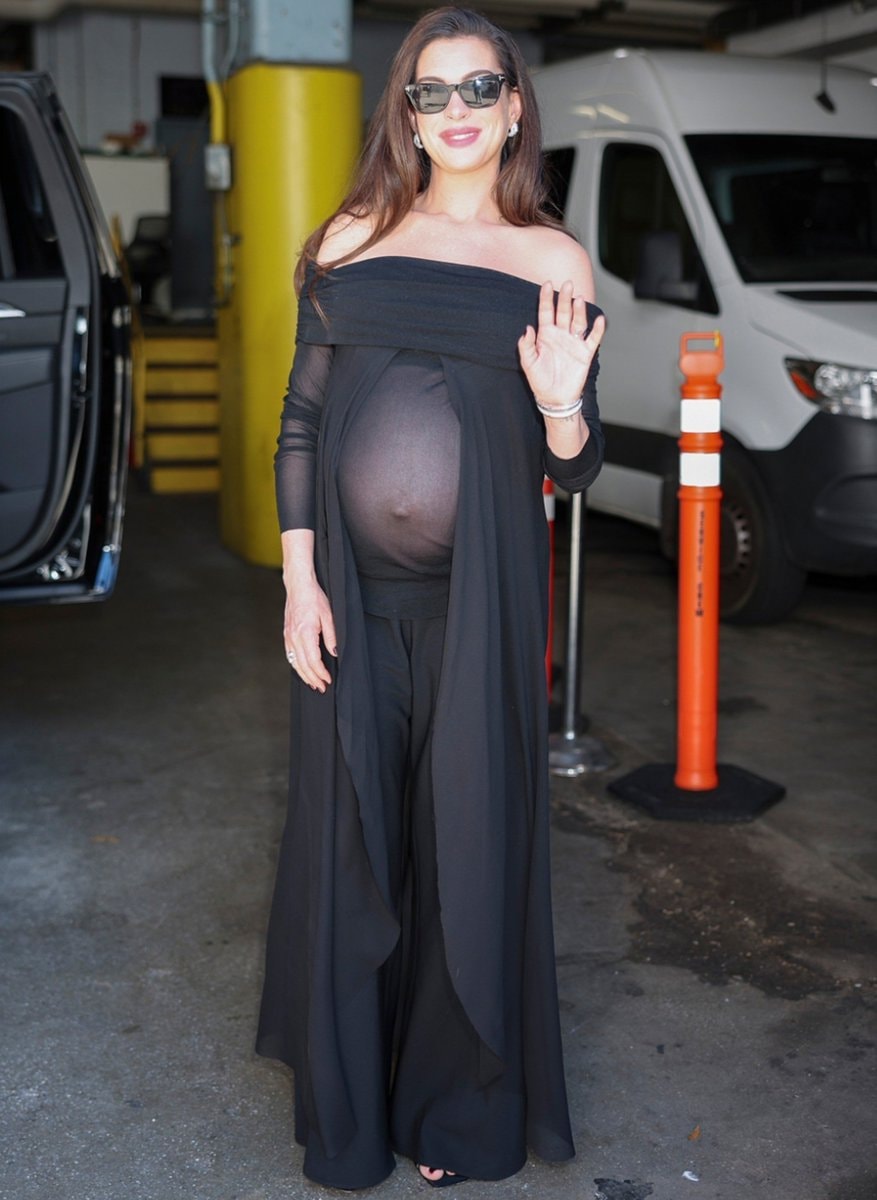 Anne Hathaway pregnancy announcement (photo 2 of 2)