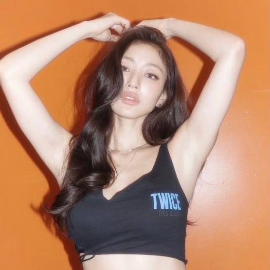 Jihyo launches EMITHAUS