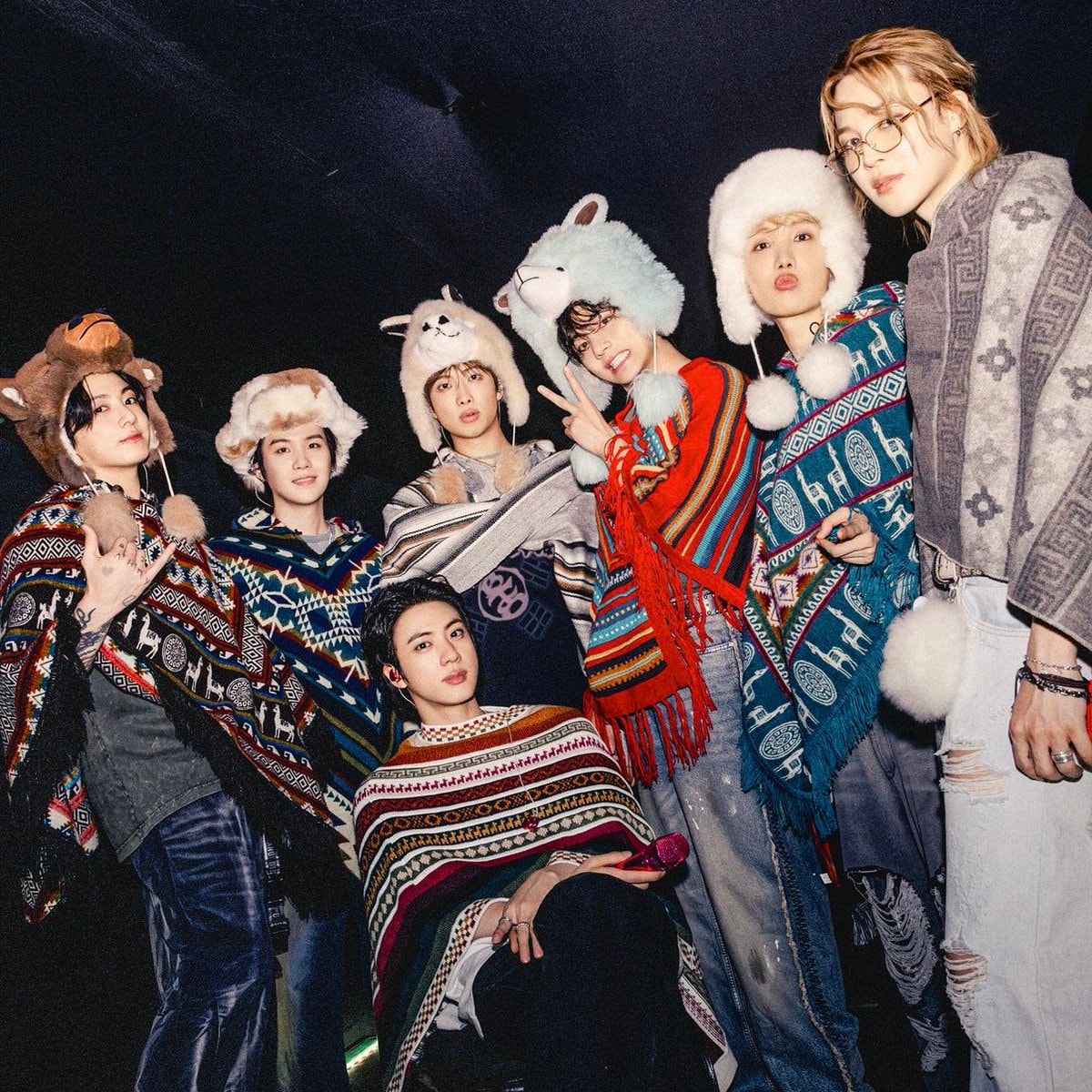 seven kpop members posing