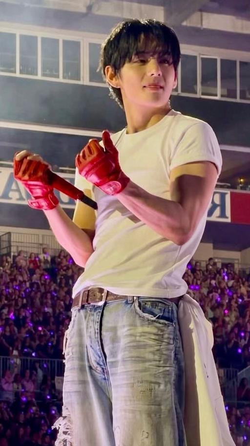 taehyung heart hands moment (photo 3 of 4)