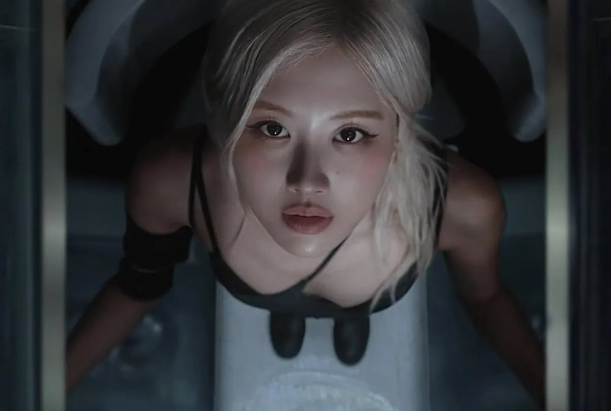 Photos of BLACKPINK singer Rosé (photo 2 of 2)
