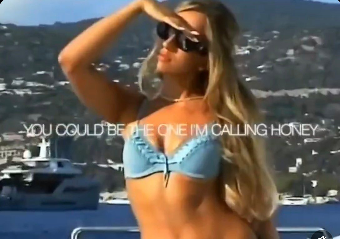 Tate McRae Housewife Victoria's Secret (photo 2 of 2)