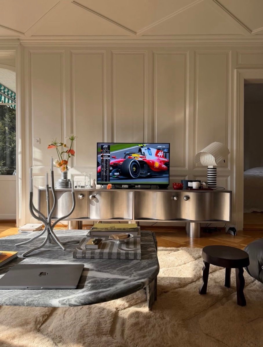 Cozy living room with tennis and F1 (photo 2 of 2)