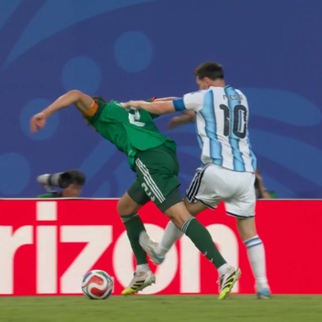 Mohamed Aboutrika Messi red card Issa Merdi (photo 2 of 2)