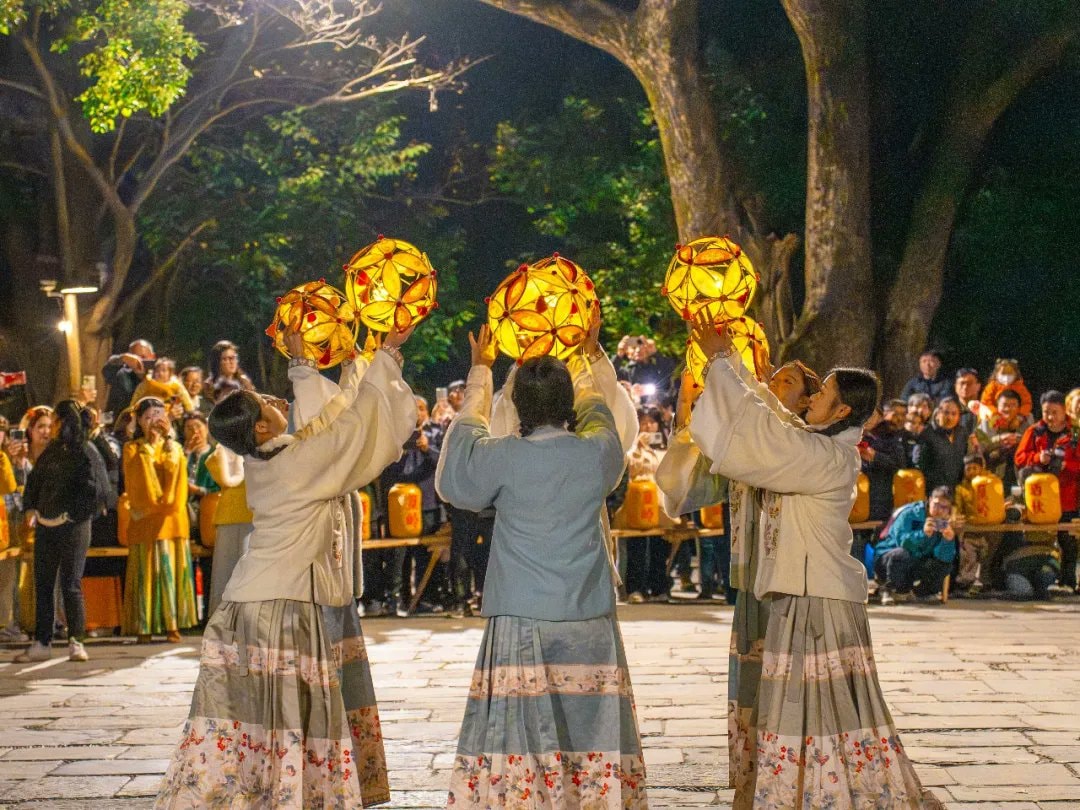 Wuyuan Huangling crane dance lanterns (photo 2 of 4)