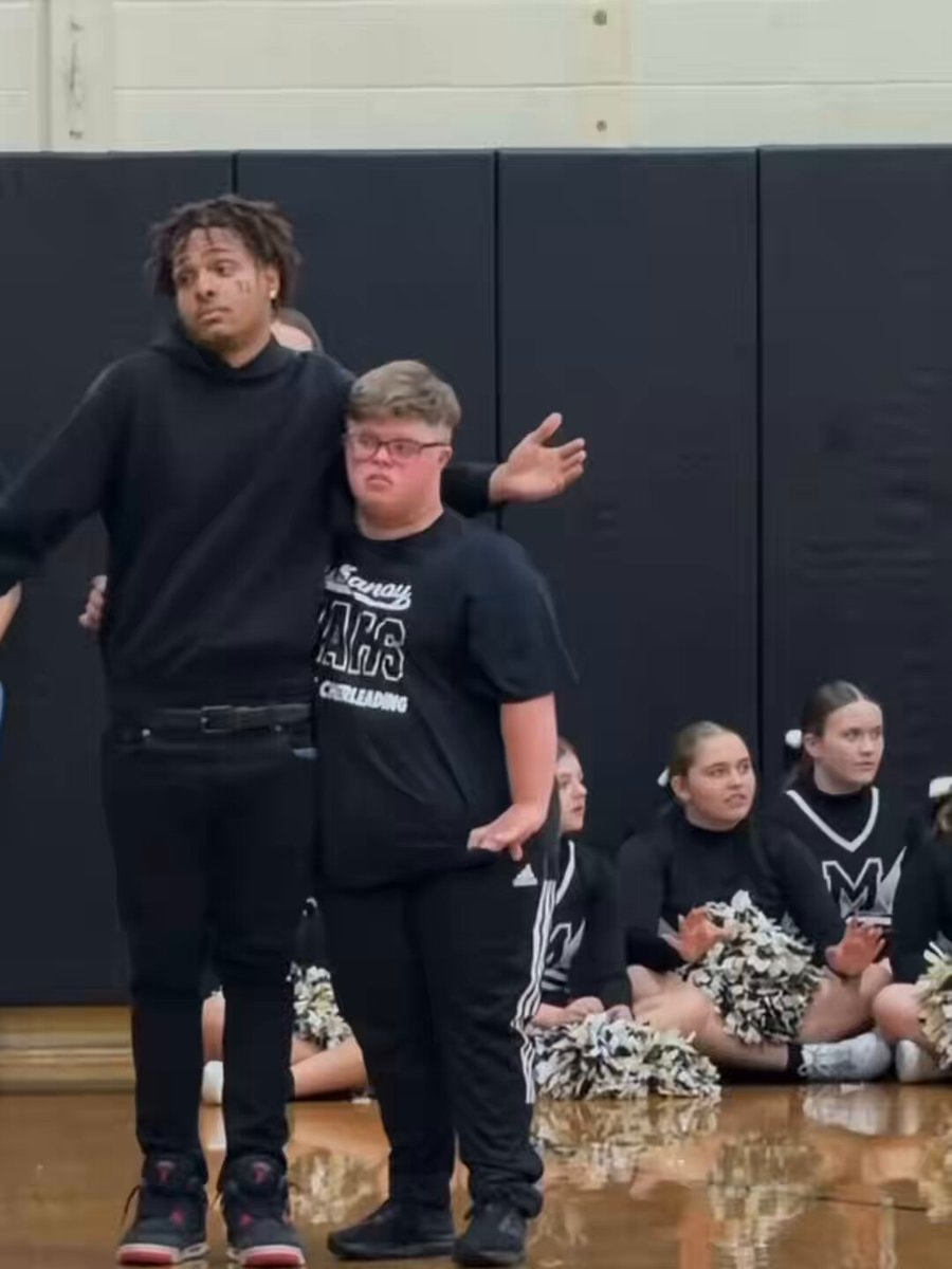 Pennsylvania Homecoming King passes title