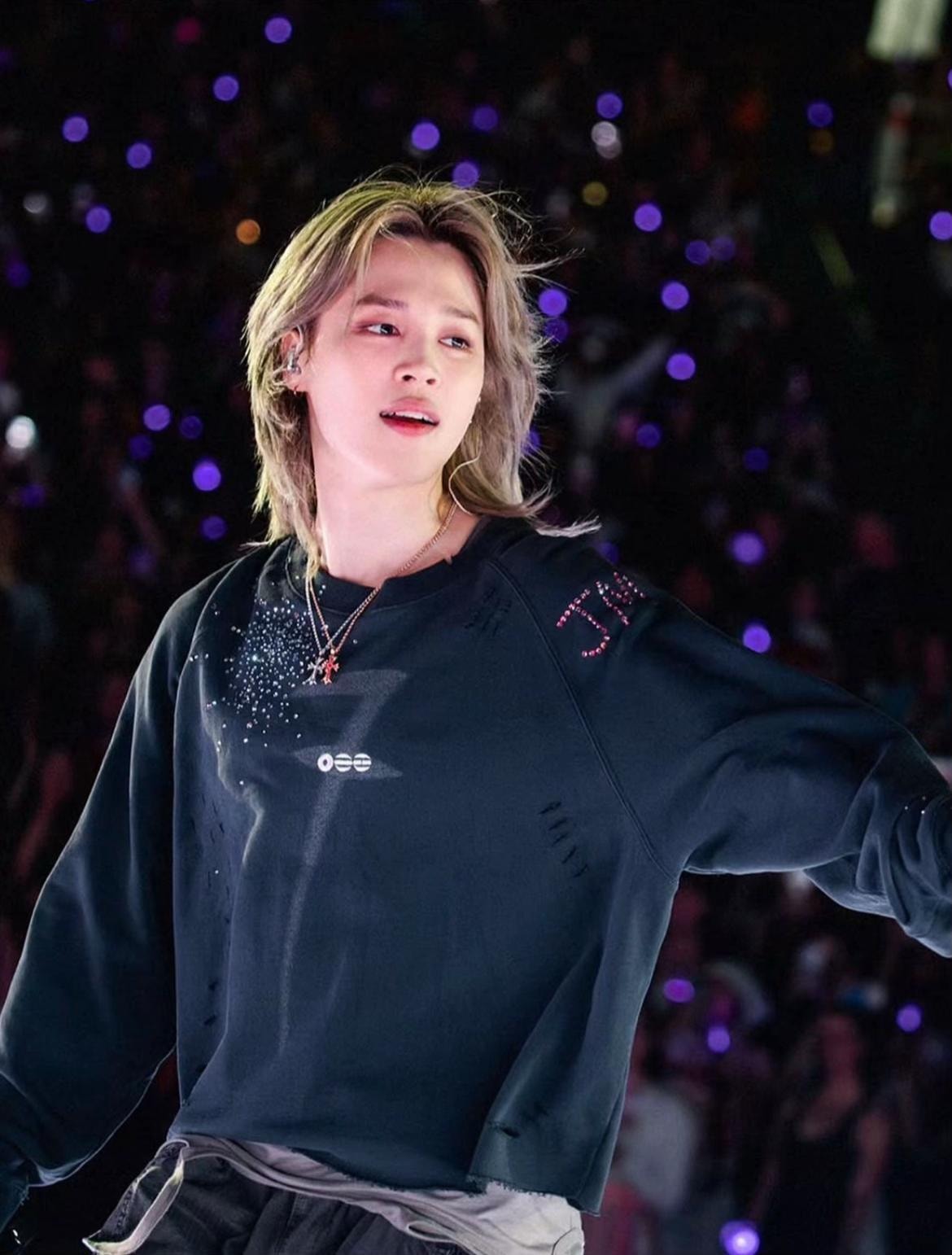 Jimin performance moment (photo 4 of 4)