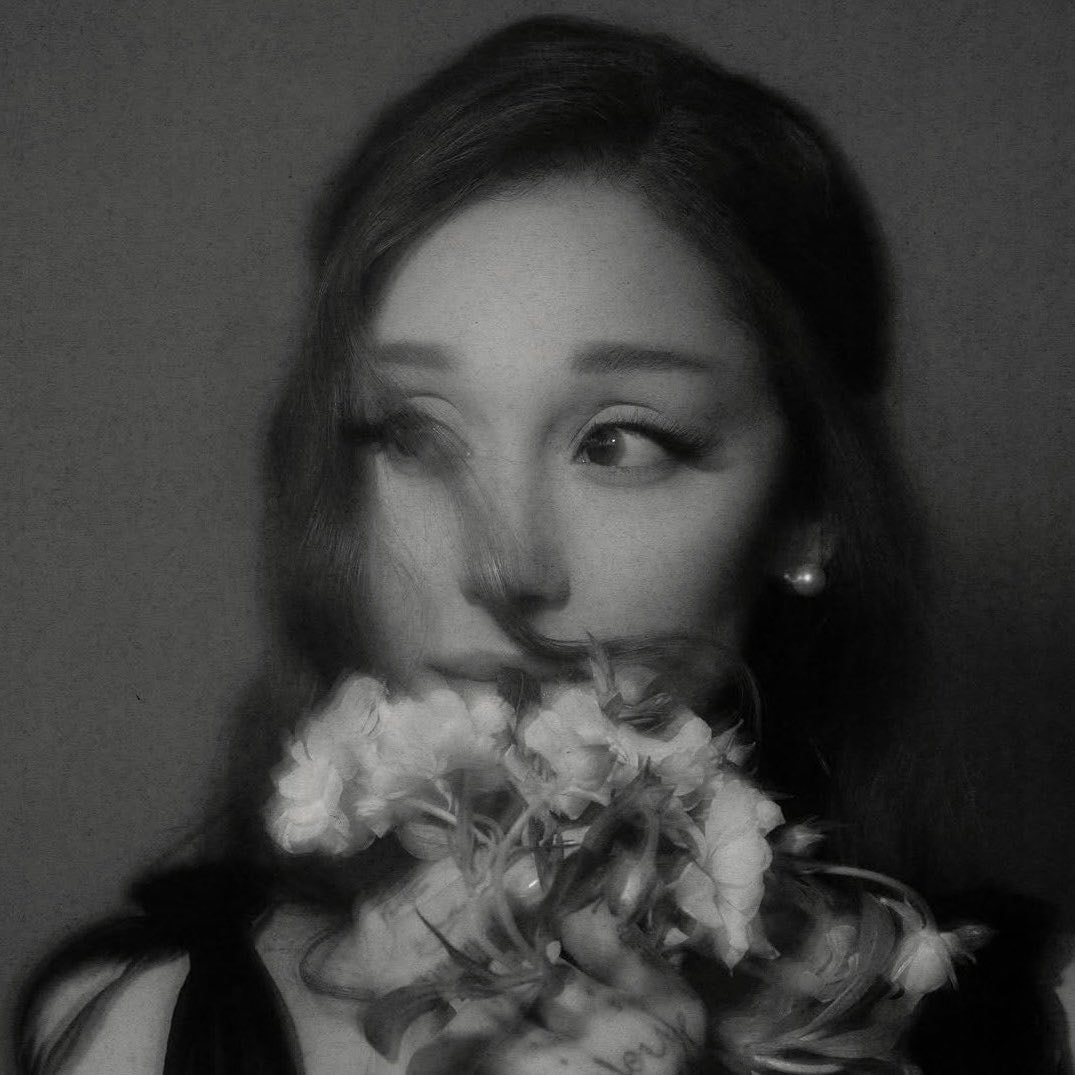 Ariana Grande petal Hot 100 top 40 (photo 2 of 2)