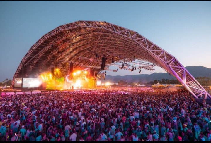 Justin Bieber performing with Wizkid and Tems at Coachella (photo 4 of 4)